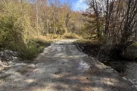 PRODAJE SE POLJOPRIVREDNO ZEMLJIŠTE 3000 m2 PODNO VELEBITA, Gospić - Okolica, Terreno