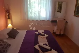 Prostrana kuća na odličnoj poziciji, Pula, House