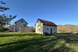 LIČKO CERJE KUĆA SA 2 POMOĆNA OBJEKTA + 10000m2 ZEMLJIŠTA, Lovinac, House