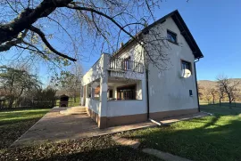 LIČKO CERJE KUĆA SA 2 POMOĆNA OBJEKTA + 10000m2 ZEMLJIŠTA, Lovinac, House