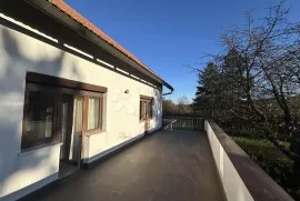 LIČKO CERJE KUĆA SA 2 POMOĆNA OBJEKTA + 10000m2 ZEMLJIŠTA, Lovinac, House