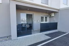 TAR- NOVO!!- POSLOVNI PROSTOR U PRIZEMLJU ZA DUGOROČNI NAJAM, Poreč, Commercial property