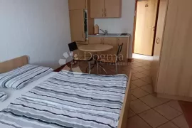 Omišalj, kuća sa 9 apartmana, Omišalj, House