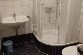 Omišalj, kuća sa 9 apartmana, Omišalj, House