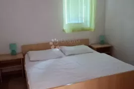 Omišalj, kuća sa 9 apartmana, Omišalj, House