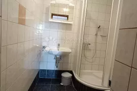 Omišalj, kuća sa 9 apartmana, Omišalj, House