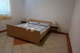 Omišalj, kuća sa 9 apartmana, Omišalj, House