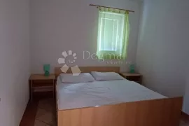 Omišalj, kuća sa 9 apartmana, Omišalj, House