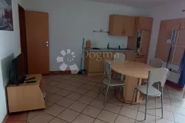 Omišalj, kuća sa 9 apartmana, Omišalj, House