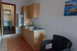 Omišalj, kuća sa 9 apartmana, Omišalj, House