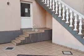 Omišalj, kuća sa 9 apartmana, Omišalj, House