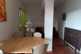 Omišalj, kuća sa 9 apartmana, Omišalj, House