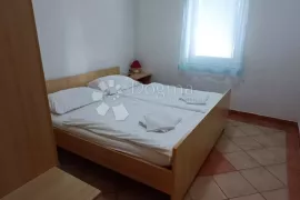 Omišalj, kuća sa 9 apartmana, Omišalj, House