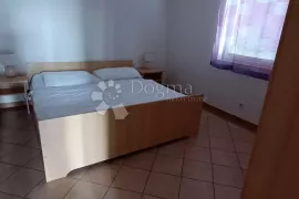 Omišalj, kuća sa 9 apartmana, Omišalj, House