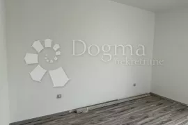 Renoviran stan s mogućnošću dodatne sobe - Vidikovac., Pula, Appartment