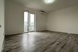 Renoviran stan s mogućnošću dodatne sobe - Vidikovac., Pula, Appartment