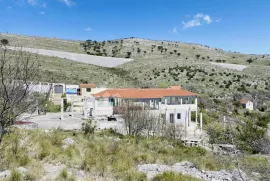 Ugostiteljski kompleks s pogledom na more na parceli od 5841 m2, Trogir - Okolica, Gewerbeimmobilie