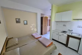 POREČ - Kuća sa dva stana i studio apartmanom, Poreč, بيت