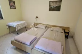 POREČ - Kuća sa dva stana i studio apartmanom, Poreč, بيت