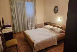 POREČ - Kuća sa dva stana i studio apartmanom, Poreč, بيت