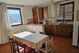 POREČ - Kuća sa dva stana i studio apartmanom, Poreč, بيت