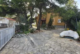 GREBAŠTICA- KUĆA NA JEDINSTVENOJ LOKACIJI PRVI RED DO MORA, Šibenik - Okolica, Дом