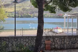 GREBAŠTICA- KUĆA NA JEDINSTVENOJ LOKACIJI PRVI RED DO MORA, Šibenik - Okolica, Casa