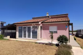 PRIZEMNICA NOVIJE GRADNJE 108m2 - PULA, Pula, Casa