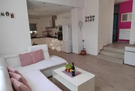 PRIZEMNICA NOVIJE GRADNJE 108m2 - PULA, Pula, Casa