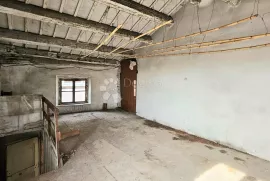 PRILIKA! Prostrana nekretnina (240 m2) za adaptaciju, Buje, بيت