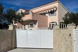 Predivna vila s bazenom u zaleđu Vodica, Vodice, Haus