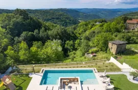 IMPOZANTNA VILLA S BAZENOM I MASLINIKOM U SRCU ISTRE!, Motovun, Casa