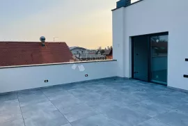 ČETVEROSOBAN PENTHOUSE SA TERASOM,DUBRAVA PRODAJA!, Zagreb, Stan