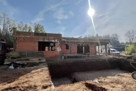 LIJEPA KUĆA U OKOLICI LABINA - roh bau faza, Labin, Ev