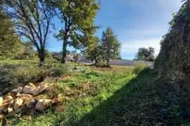 Prostrana građevinska parcela s pogledom na more u mirnom susjedstvu, Brtonigla, Terrain