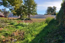 Prostrana građevinska parcela s pogledom na more u mirnom susjedstvu, Brtonigla, Terrain