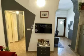 DIVAN STAN u blizini fakulteta, Pula, Flat