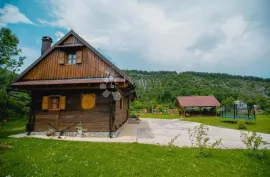 KOMPLEKS-RESORT LUKSUZNIH DRVENIH KUĆA ZA ODMOR PODNO VELEBITA, Gospić - Okolica, بيت