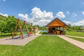 KOMPLEKS-RESORT LUKSUZNIH DRVENIH KUĆA ZA ODMOR PODNO VELEBITA, Gospić - Okolica, بيت