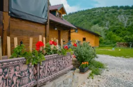 KOMPLEKS-RESORT LUKSUZNIH DRVENIH KUĆA ZA ODMOR PODNO VELEBITA, Gospić - Okolica, بيت