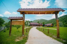 KOMPLEKS-RESORT LUKSUZNIH DRVENIH KUĆA ZA ODMOR PODNO VELEBITA, Gospić - Okolica, بيت