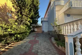 CESARICA KUĆA NOVIJE GRADNJE SA 4 APARTMANA, Karlobag, Casa