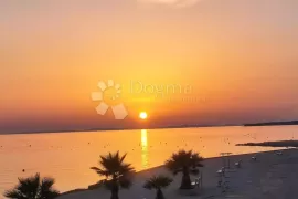 APARTMAN NA PLAŽI SA PANORAMSKIM POGLEDOM  PRILIKA!!!, Vir, Διαμέρισμα