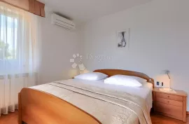 PREDIVNA VILLA S BAZENOM I VRTOM - SVEGA 900 M OD MORA! Labin, okolica, Labin, House