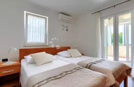 PREDIVNA VILLA S BAZENOM I VRTOM - SVEGA 900 M OD MORA! Labin, okolica, Labin, House