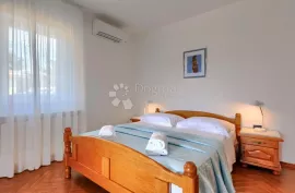 PREDIVNA VILLA S BAZENOM I VRTOM - SVEGA 900 M OD MORA! Labin, okolica, Labin, House