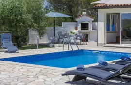 PREDIVNA VILLA S BAZENOM I VRTOM - SVEGA 900 M OD MORA! Labin, okolica, Labin, House