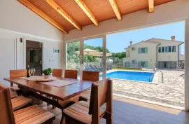 PREDIVNA VILLA S BAZENOM I VRTOM - SVEGA 900 M OD MORA! Labin, okolica, Labin, House