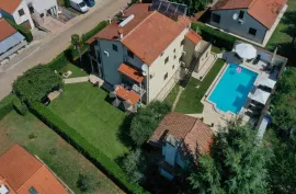 KUĆA SA 5 STAMBENIH JEDINICA, BAZENOM i POGLEDOM NA MORE, Poreč, Casa