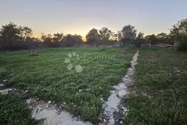 Građevinsko zemljište, Sv.Kirin, s priključkom vode, Vodnjan, Γη